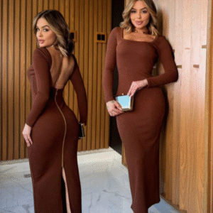 Mulher em vestido longo marrom.
