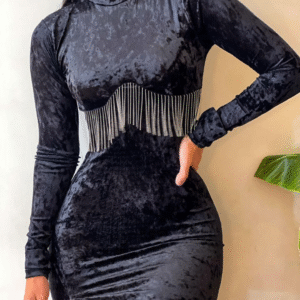 Mulher em vestido curto preto.
